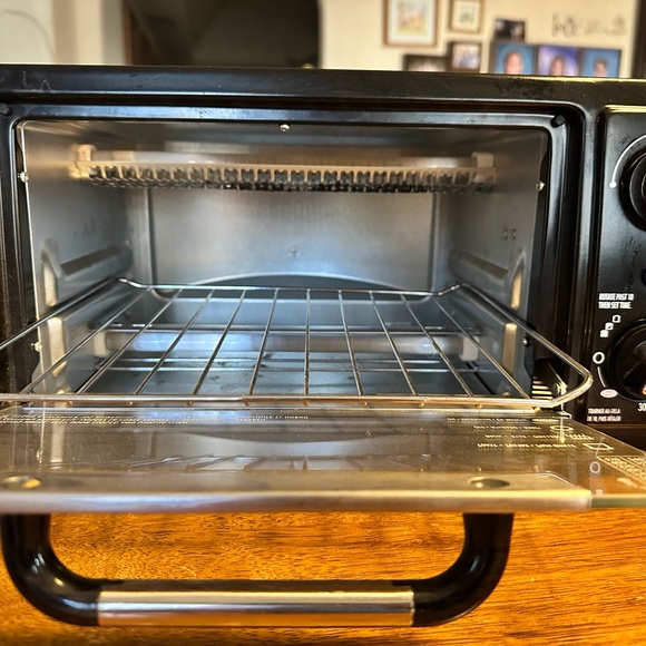 Hamilton Beach Countertop Toaster Oven - Picture 2 of 3